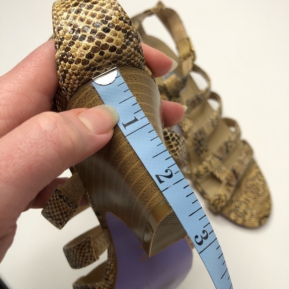 NEW Hot in Hollywood Tan Taupe Snake Skin Gladiator Strappy Ankle Sandals Shoes - Picture 13 of 14